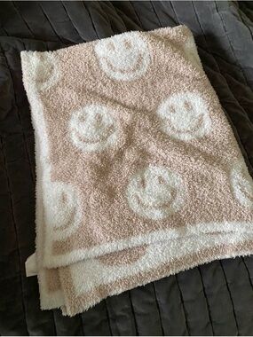 Neutral Smiley Face Plush Baby Blanket